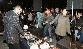 People dance to tune of antiwar music near prime minister's office