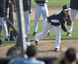 Tanaka delivers pitch during practice