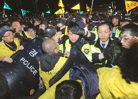 Kin of Sewol ferry disaster victims wrestle with police in Seoul