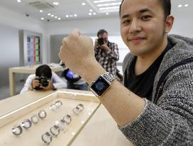 Apple Watch hits Japanese market, may boost wearable device biz