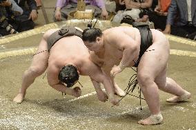Hakuho upset by Ichinojo on 1st day of summer sumo tourney