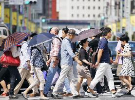 Many observation points in Japan mark "tropical day"