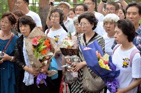 Japanese "war orphans" visit tombs of Chinese foster parents in Harbin