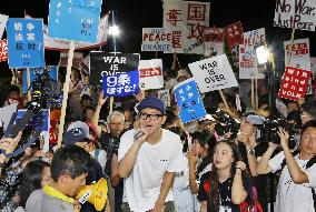 Young Japanese demonstrate against security bills
