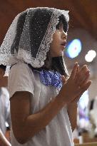 Girl prays at mass in Nagasaki for 70th anniversary of A-bombing