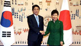 Abe, Park hold 1st talks amid row over "comfort women" issue