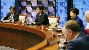 PM Abe attends APEC forum summit