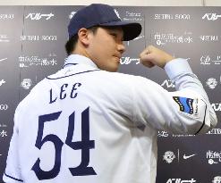 Ex-Cleveland Indian Lee meets press after signing with Seibu