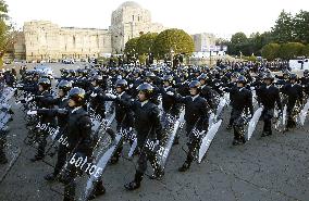 Tokyo police hold New Year parade