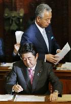 Abe wants Amari to stay in Cabinet despite graft allegation