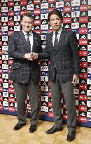 Football: Japan new coach Nishino and JFA President Tashima