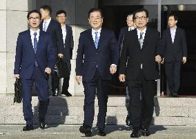 S. Korea envoys leave for N. Korea
