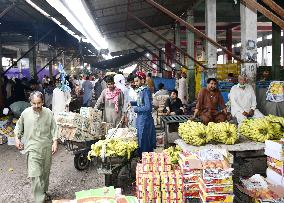 Fruit market in Pakistan