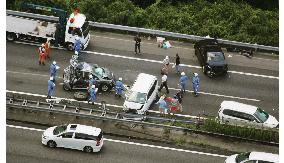 Woman, baby daughter die in 7-vehicle Tomei Expressway pileup