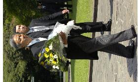 Upper House President Eda offers flowers at Chidorigafuchi
