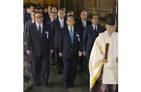 Lawmakers visit Yasukuni Shrine en masse