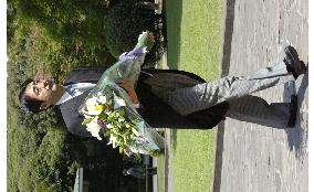 Prime Minister Abe offers flowers at Chidorigafuchi