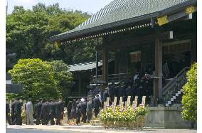 Lawmakers visit Yasukuni Shrine en masse