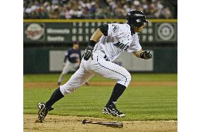 Ichiro extends hitting streaks