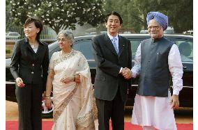 Abe greeted by Indian PM Singh at official New Delhi welcome