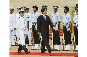 Abe reviews honor guard at Indian presidential palace