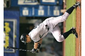 Ichiro lifts batting average to .349