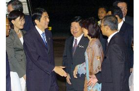 Abe arrives in Malaysia