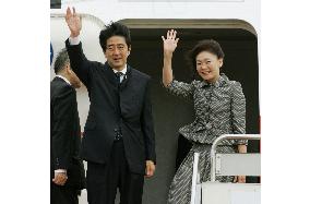 Abe leaves for Sydney to attend APEC