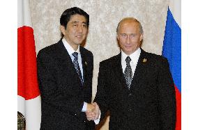 Abe, Putin meet at APEC to discuss islets row, other issues