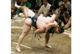 Hakuho falls to Ama in shock on 1st day of autumn sumo