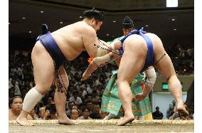 Ozeki Kotomitsuki beats No. 2 maegashira Tochinonada