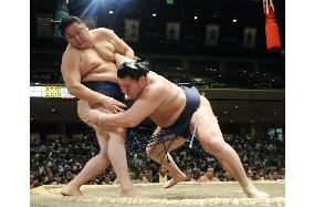 Hakuho rebounds with 1st win at autumn tourney