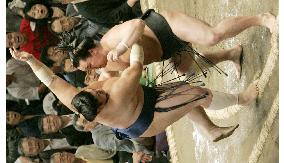 Kotomitsuki suffers defeat at autumn sumo