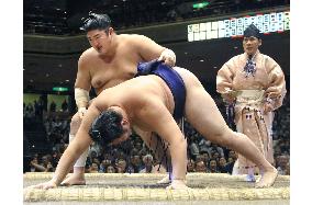Kotomitsuki beats Tokitenku at autumn sumo