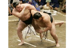 Hakuho tosses aside Hokutoriki on 5th day of autumn sumo