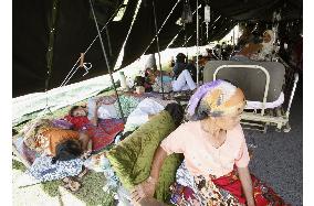 Residents in quake-stricken Sumatra take refuge in outdoor tent