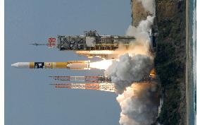 Japan launches 1st lunar explorer