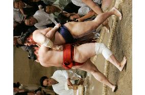 Kotomitsuki beaten by Asasekiryu at autumn sumo