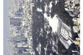 Heavy snow snarls road traffic in Tokyo