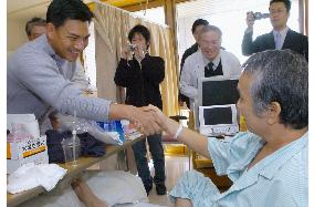 Iguchi cheers on patients