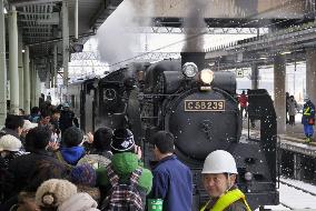 Railroad fans flock to see steam-powered Ginga train