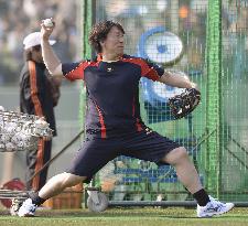 Matsui in action as special coach at Giants' training camp
