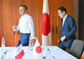 Japanese, French leaders meet in Germany