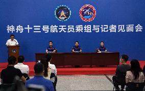 CHINA-BEIJING-SHENZHOU-13-ASTRONAUTS-PUBLIC APPEARANCE (CN)