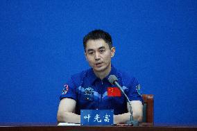 CHINA-BEIJING-SHENZHOU-13-ASTRONAUTS-PUBLIC APPEARANCE (CN)