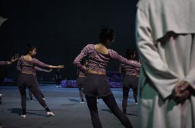 CHINA-HENAN-PUYANG-FEMALE ACROBATICS TEAM-GLOBE OF DEATH (CN)