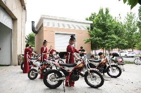 CHINA-HENAN-PUYANG-FEMALE ACROBATICS TEAM-GLOBE OF DEATH (CN)