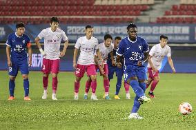 (SP)CHINA-DALIAN-FOOTBALL-CSL-WUHAN THREE TOWNS VS SHANGHAI SHENHUA (CN)
