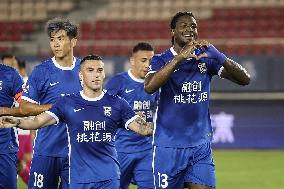 (SP)CHINA-DALIAN-FOOTBALL-CSL-WUHAN THREE TOWNS VS SHANGHAI SHENHUA (CN)