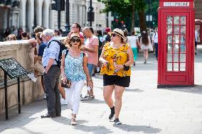 BRITAIN-LONDON-HOT WEATHER